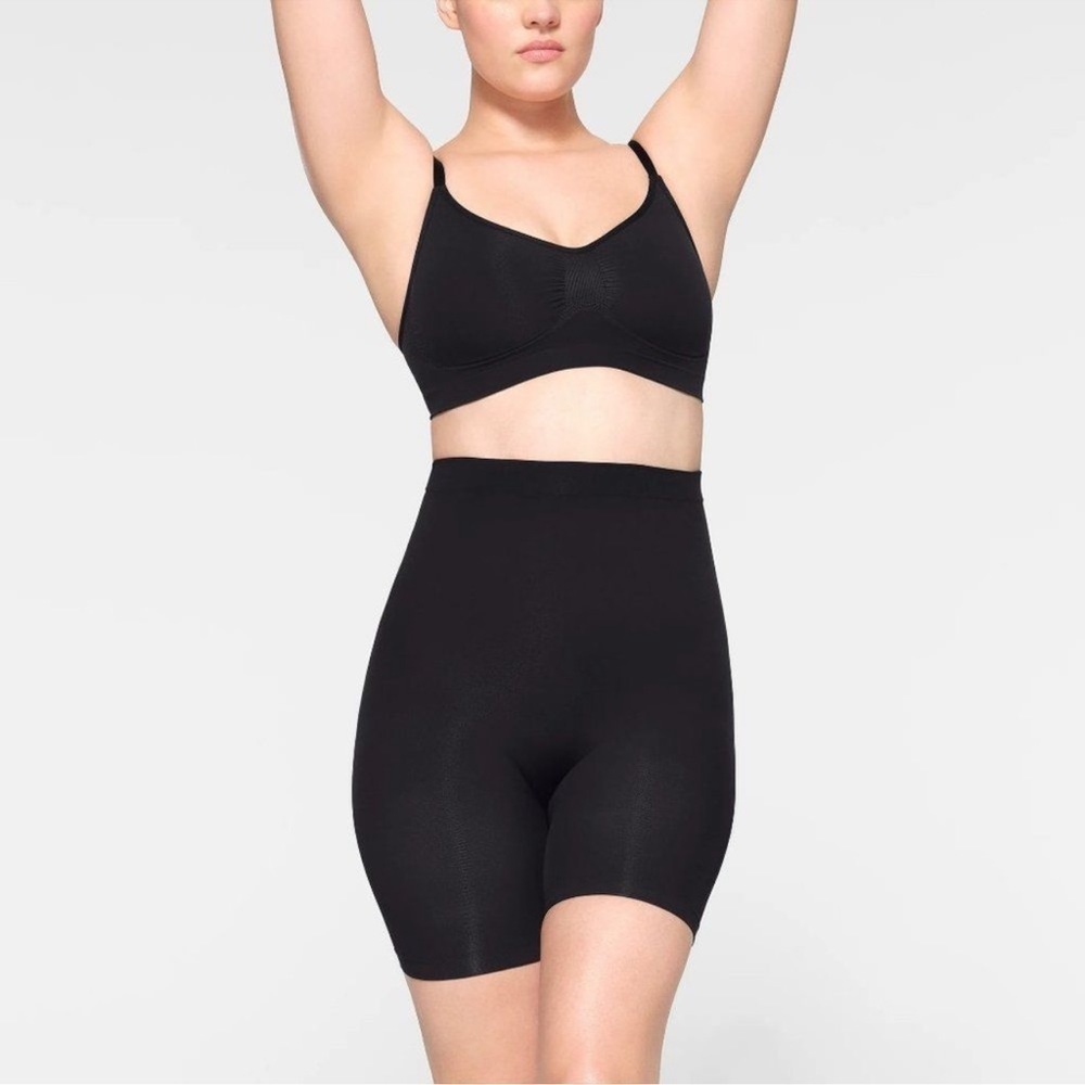 NWOT S/M Skims Seamless Sculpt Mid Thigh Short in Onyx